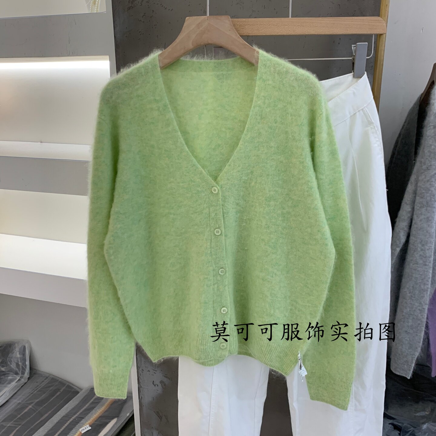 拉毛V领单排扣软糯针织开衫女