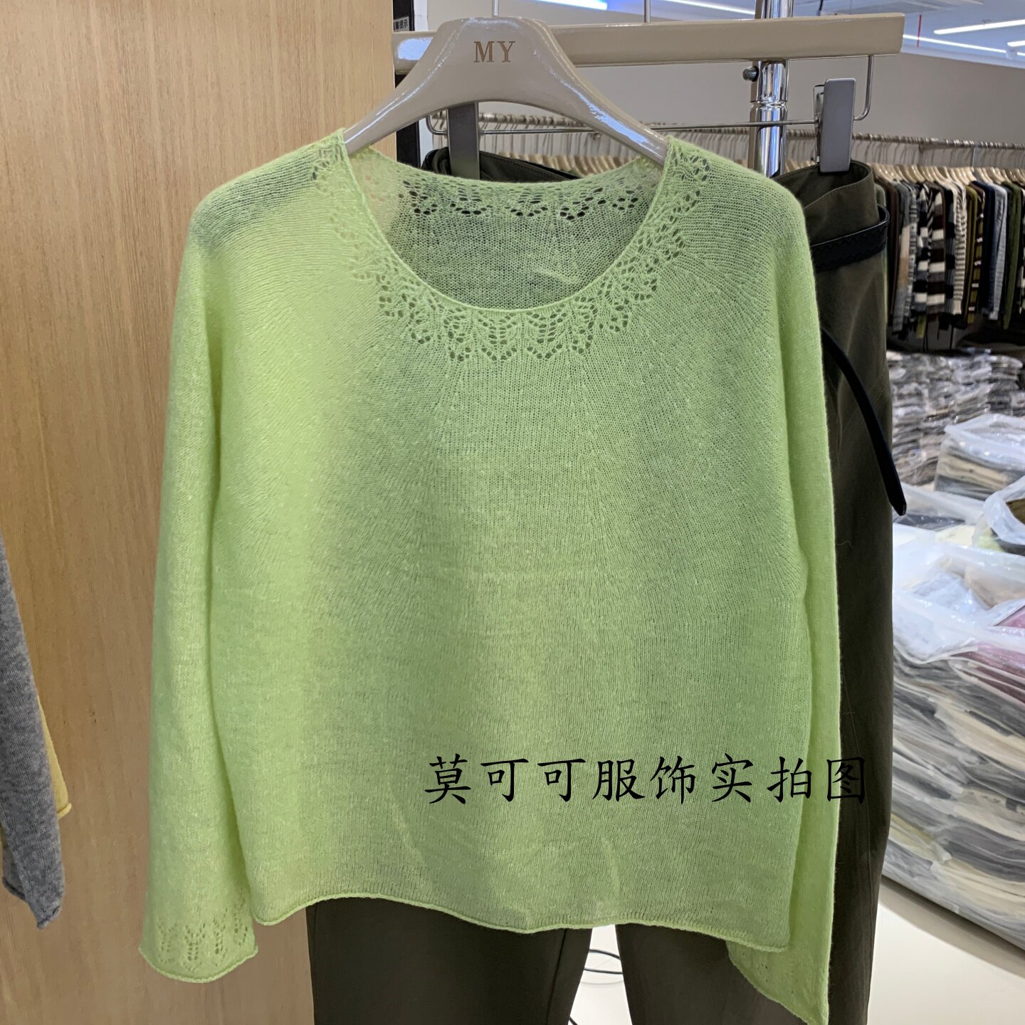早秋温柔风镂空钩花显瘦针织衫