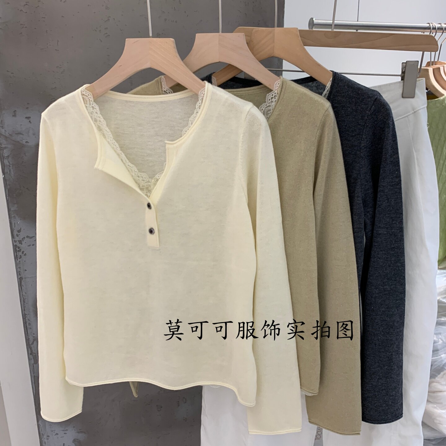 V领蕾丝拼接假两件显瘦针织衫