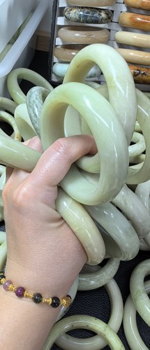 天然岫玉手镯甲翠飘花水墨辽阳圆条鸭蛋青手镯柳裂断裂瑕疵大