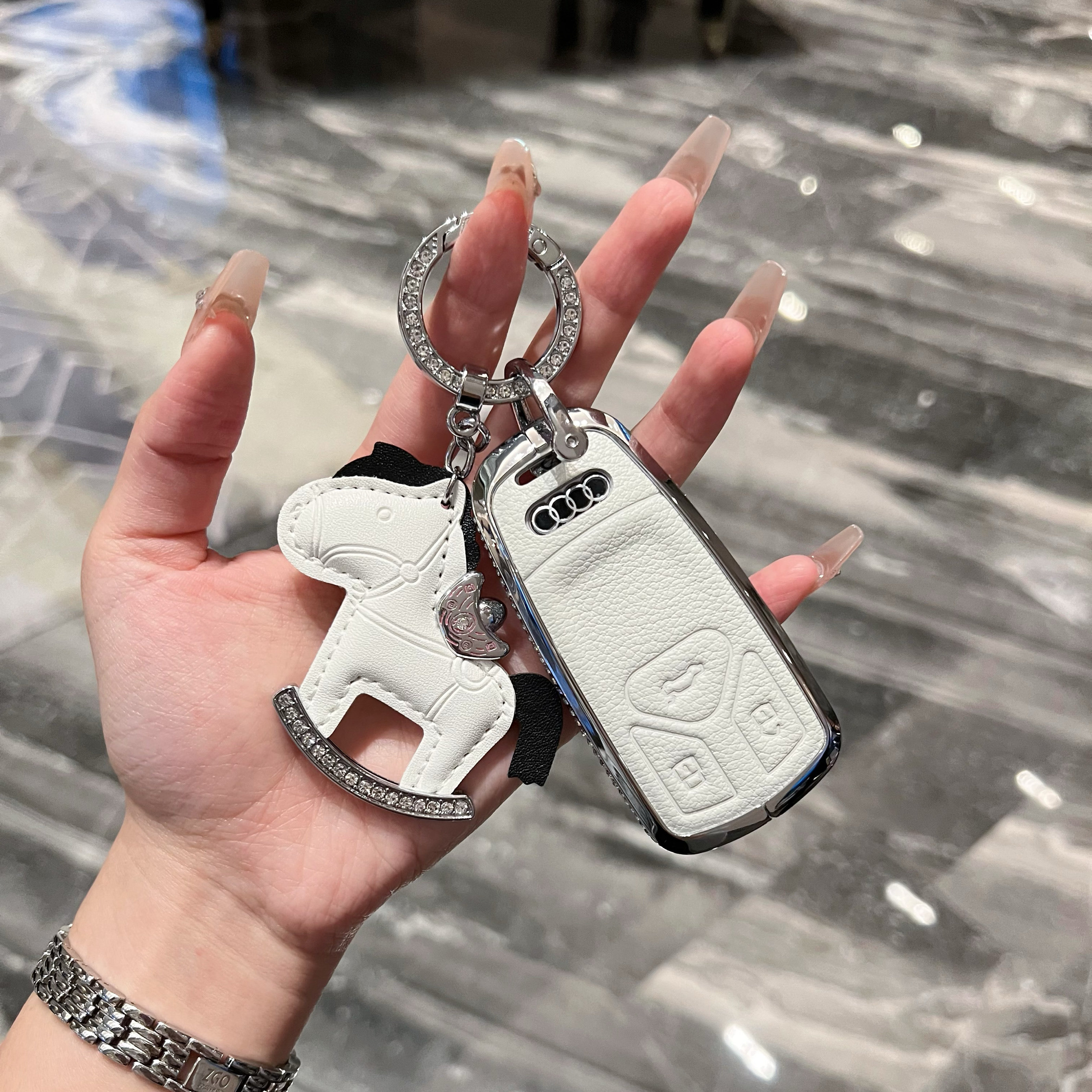 适用奥迪A4L钥匙套女a6l壳q5l扣a3包q3专用q2l高档a4/a5/a6/a7/a8