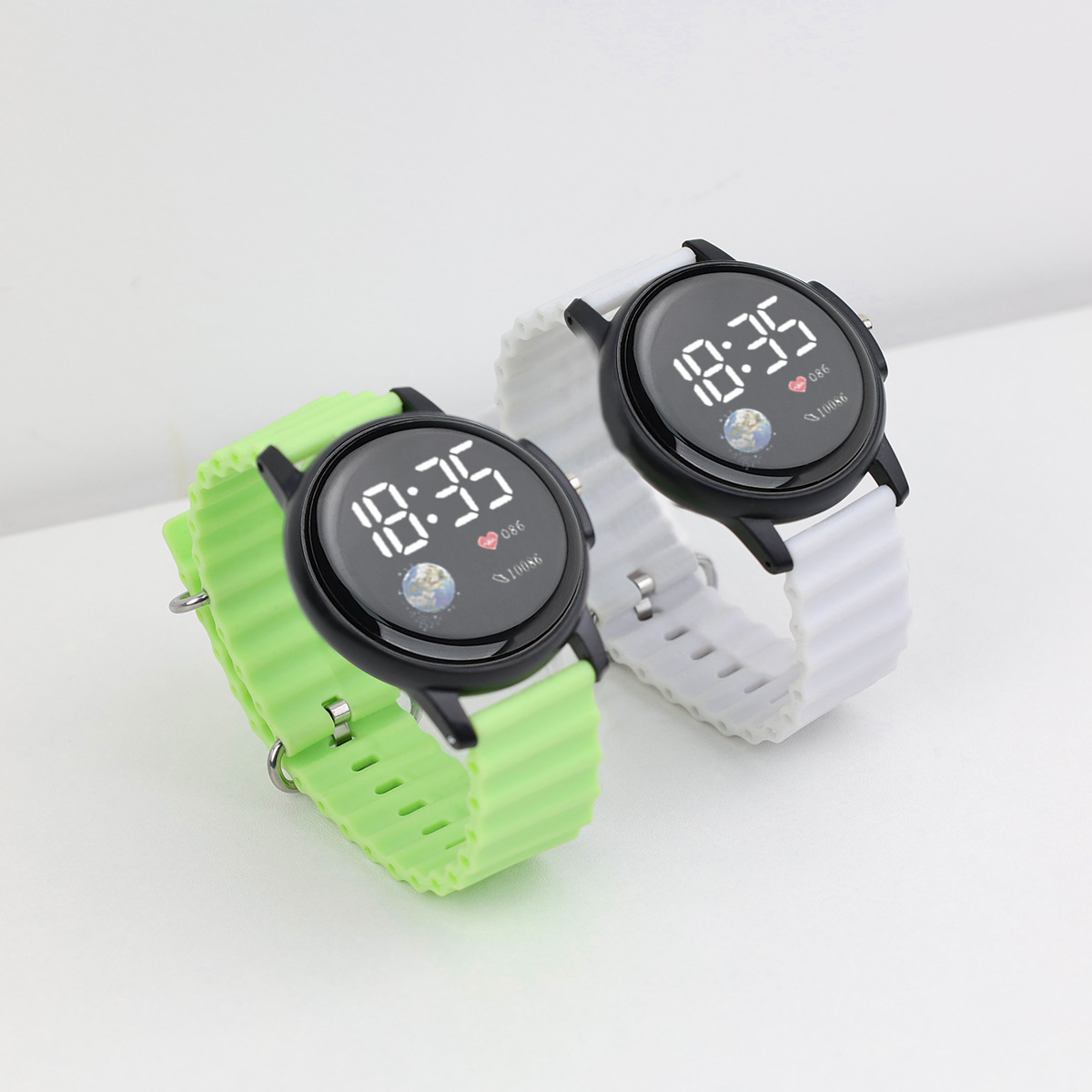 外贸时尚简约圆形LED电子表大气户外运动按键创意地球学生情侣表