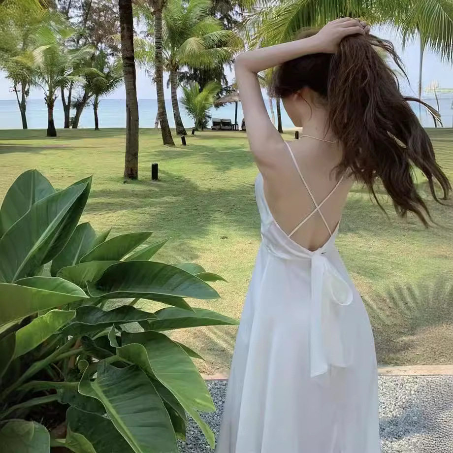 法式性感纯欲露背蝴蝶结白色吊带连衣裙女夏海边度假气质长裙