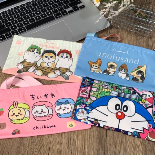 防水卡通手拿包鲨鱼猫米菲可爱手腕包哆啦吉伊便携手机包笔袋证件