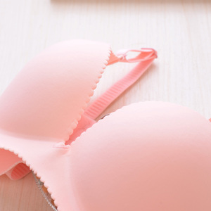 聚拢文胸少女一片式无痕加厚薄小胸深v性感调整型无钢圈内衣套装