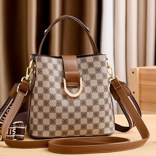 百搭ins斜挎包包女2026新款潮时尚复古宽带水桶包印花单肩手提包