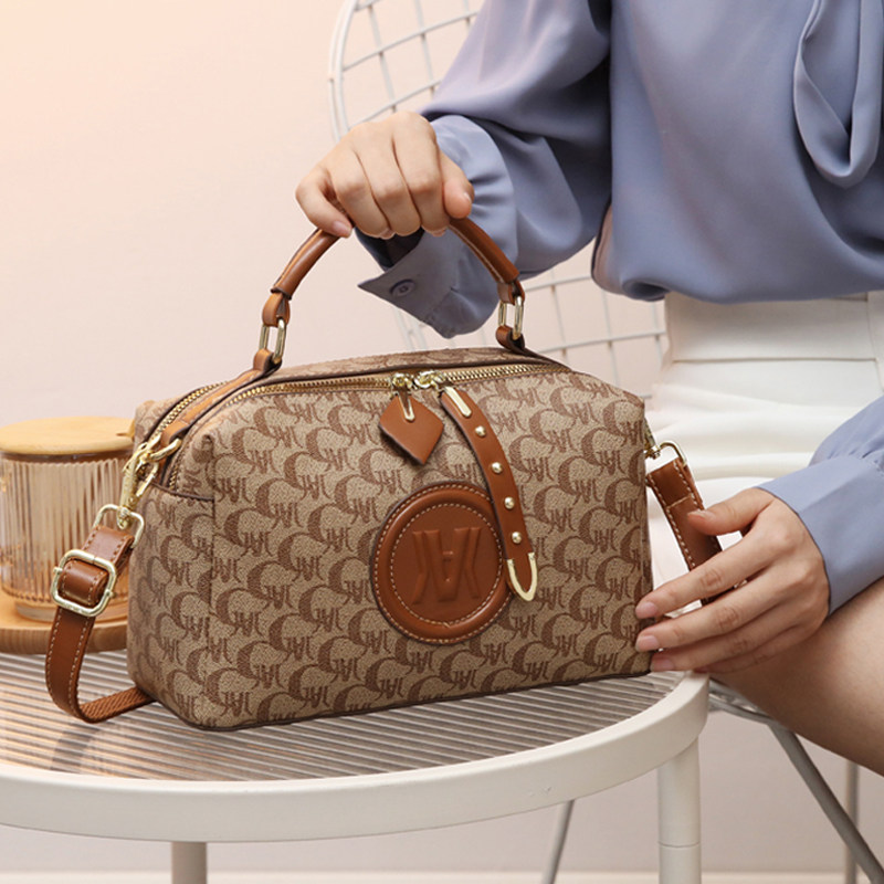 冬天手提小包包女大容量2025新款波士顿软皮枕头包高级感斜挎女包