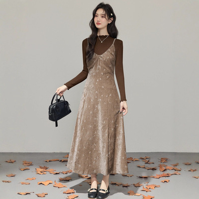 女装2025秋冬季十三行新款碎花复古显瘦吊带连衣裙温柔风长裙套装