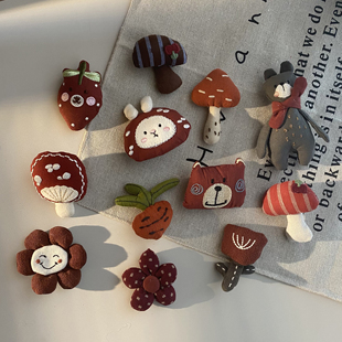 红色玩偶可爱卡通蘑菇小熊花朵胸针布艺动物公仔可拆卸鞋带扣配饰