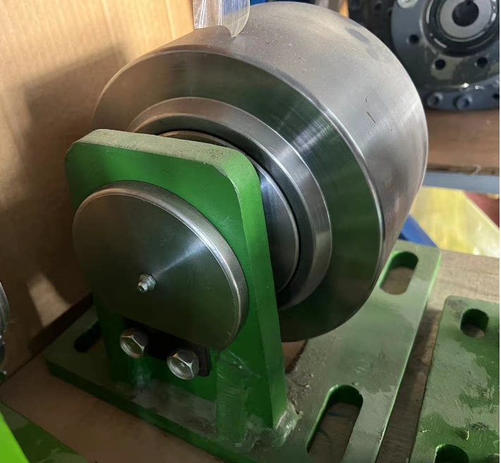 适用搅拌车配件混凝土罐车托轮徐工豪沃三一重工上装拖轮滚轮总成图片