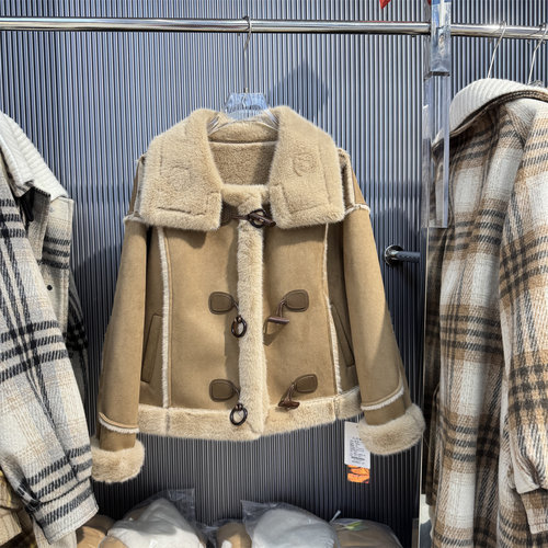 咖色皮毛一体保暖麂皮绒女短外套