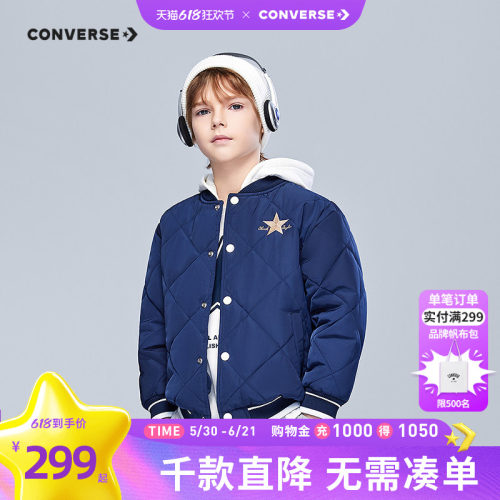 胸前背后皆饰有撞色LOGO，时尚吸睛