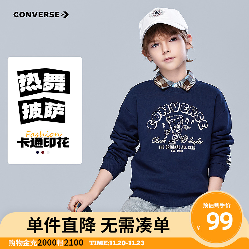 胸前饰有复古风格印花装饰，造型醒目