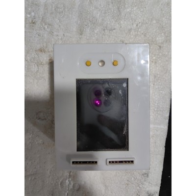 编程控制器,白色外壳,带触摸显示屏和多个接口.屏幕能点亮,功议价