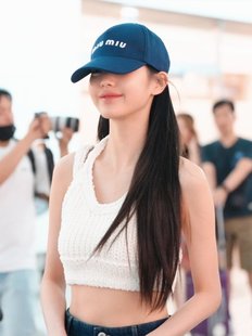 2024年张元英机场同款潮流时尚白色露背挂脖吊带背心露腰短款无袖