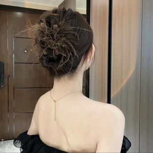 咖色网纱羽毛抓夹鲨鱼夹2025新款高级感驼鸟毛后脑勺高马尾头饰女