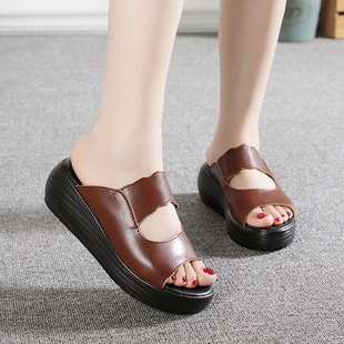 真皮拖鞋女外穿新款平跟防滑妈妈凉拖鞋大码夏季镂空女士拖鞋厚底