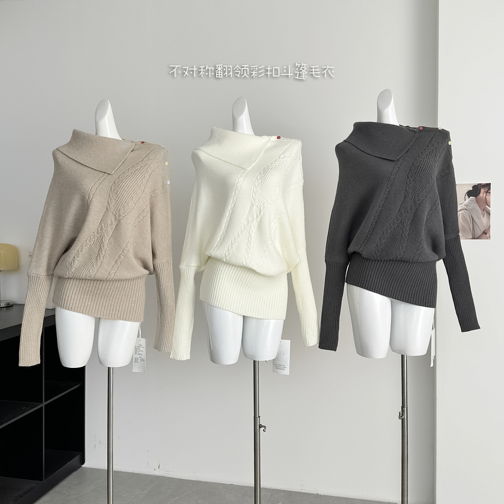 umoumo乌蘑米白色绞花宽松上衣收口下摆不对称翻领彩扣斗篷毛衣