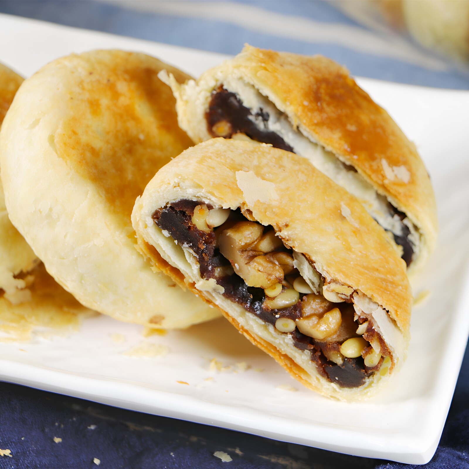 传统核桃松子饼豆沙苏式月饼图片