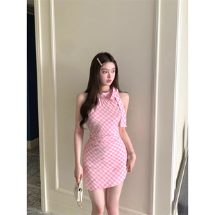 粉色露肩无袖挂脖格子连衣裙子女夏2026年新款蝴蝶结法式包臀短裙