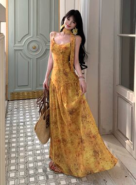 云南大理度假风黄色碎花吊带连衣裙女夏季收腰海边明媚多巴胺长裙