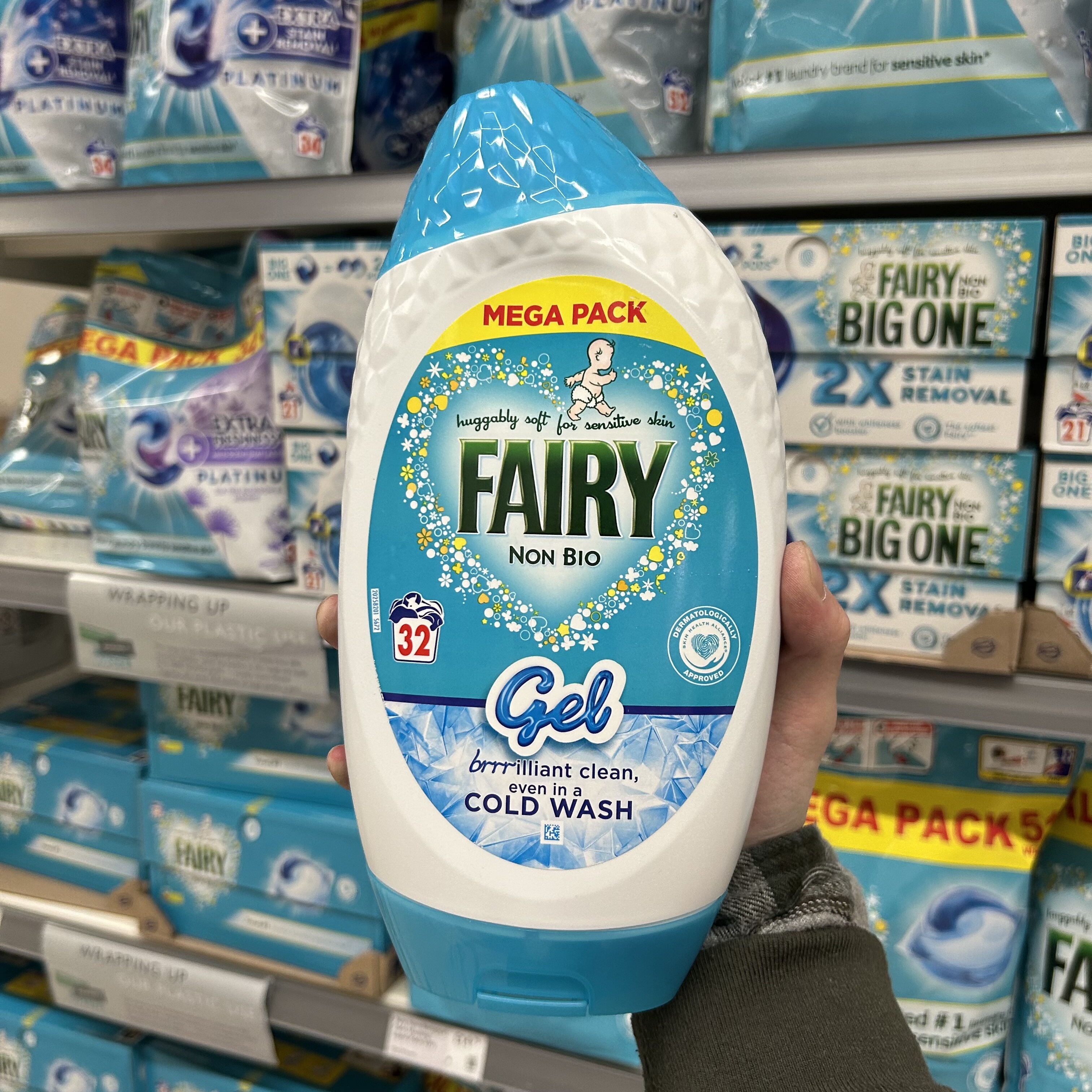 现货 英国原装Fairy 非生物低敏宝宝浓缩洗衣液啫喱内衣32洗,洗护清洁剂/卫生巾/纸/香薰,常规洗衣液,淘宝优惠券,粉丝福利购,淘宝优惠卷