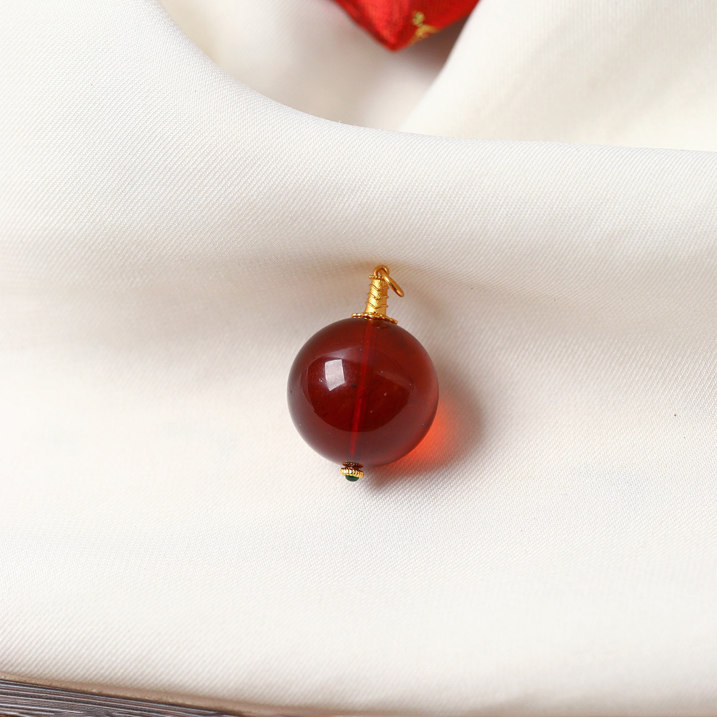 天然琥珀血珀圆珠纯银镶嵌款吊坠 女琥珀锁骨挂坠饰品礼物,珠宝/钻石/翡翠,颈饰,淘宝优惠券,粉丝福利购,淘宝优惠卷