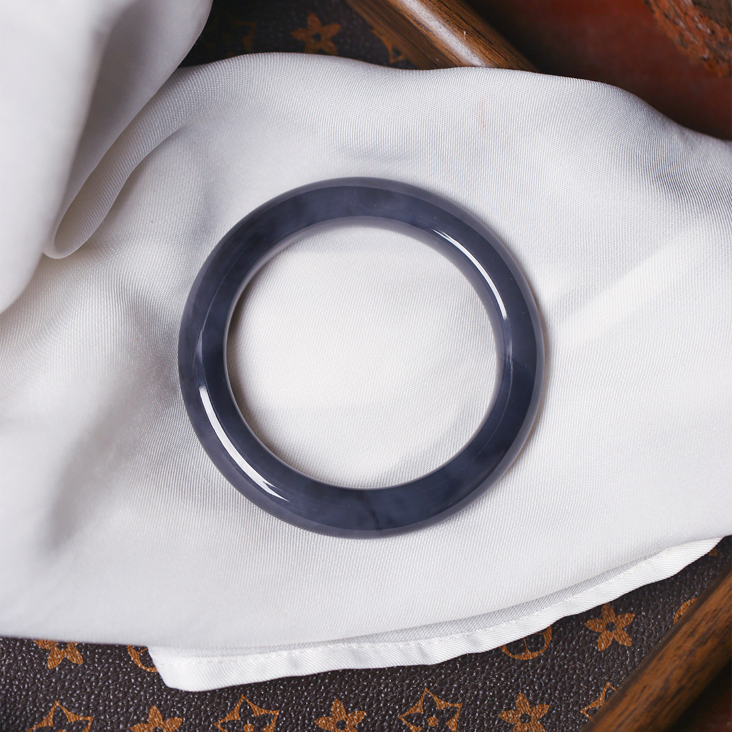 帝王紫 天然和田玉青海老料烟紫手镯 肉感好 女款高端玉镯妈妈镯