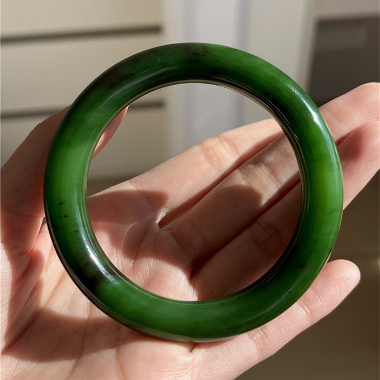 精品天然俄罗斯碧玉老料红皮手镯颜色绿油润感好女款玉石妈妈镯子