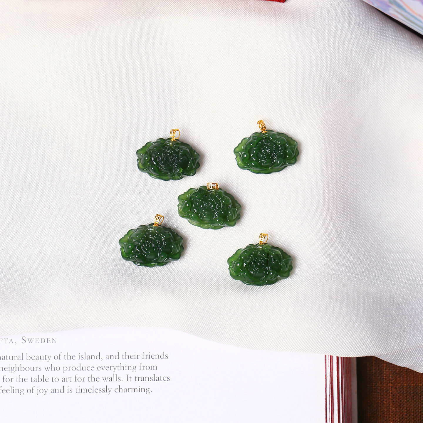 天然俄罗斯碧玉雕刻牡丹花18K金扣头镶嵌吊坠 女款玉石挂坠饰品