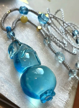 精品天然水晶海蓝宝魔鬼蓝雕刻小葫芦款吊坠 女款水晶锁骨挂坠