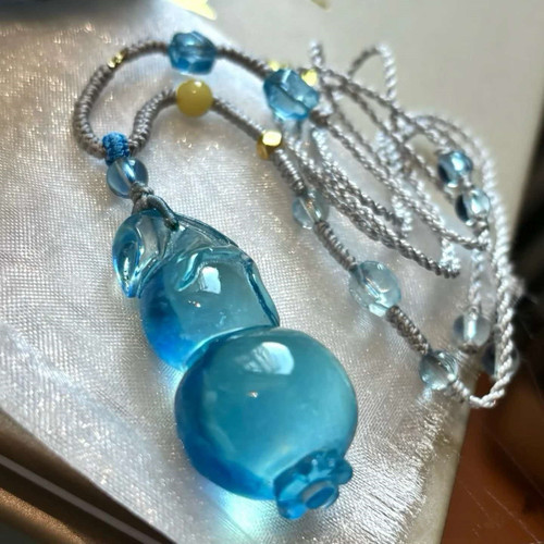 精品天然水晶海蓝宝魔鬼蓝雕刻小葫芦款吊坠 女款水晶锁骨挂坠