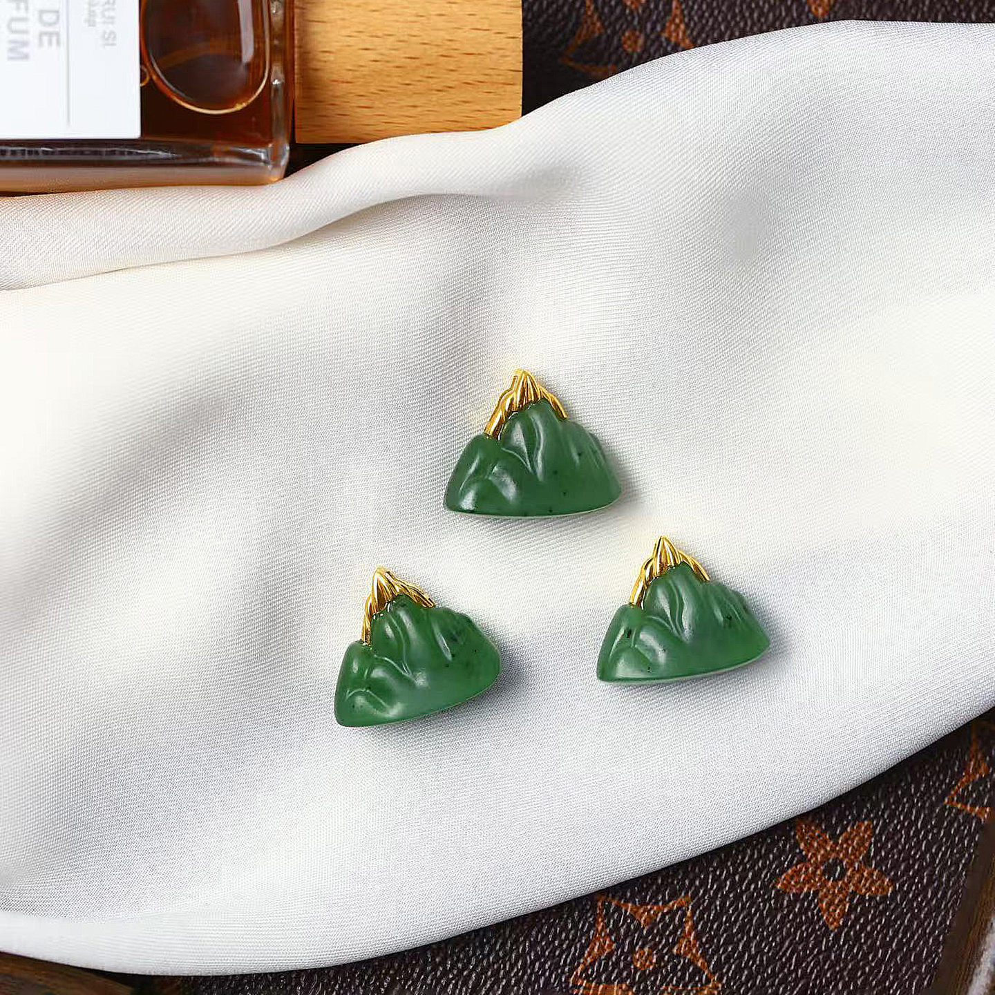 天然俄罗斯碧玉18K金镶嵌日照金山款吊坠 男女款玉石挂坠饰品