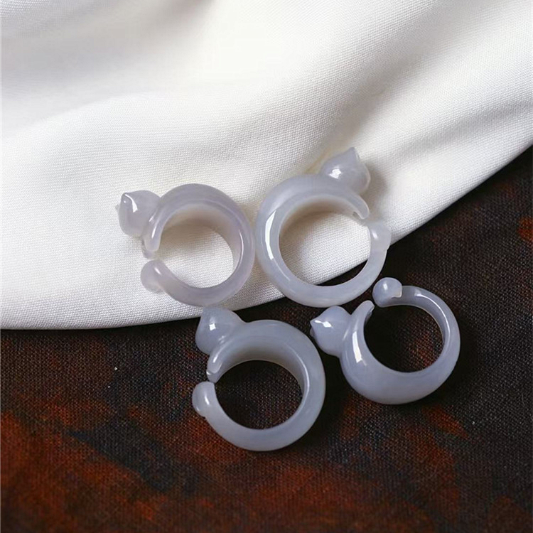 天然和田玉青海料冰烟灰雕刻小猫款戒指 女款玉石可爱款猫咪指环