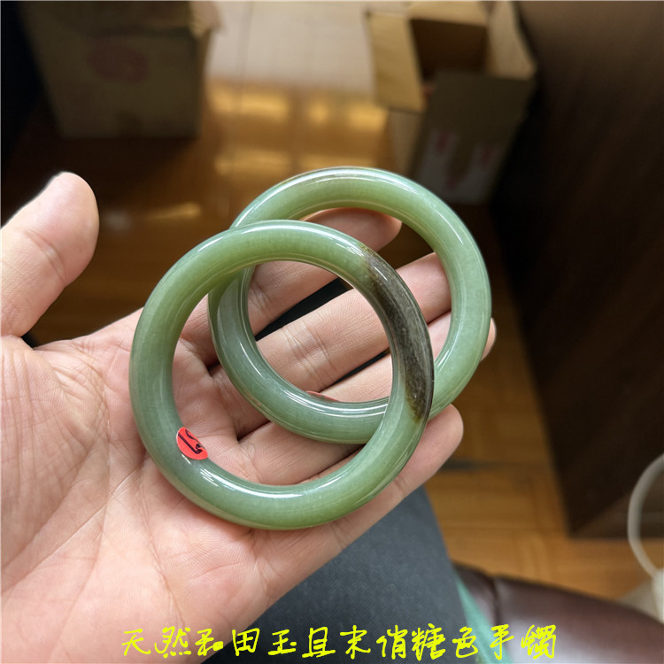 和田玉新疆料且末料俏糖色手镯