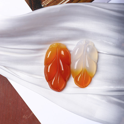 天然玉髓俏色雕刻叶子款吊坠