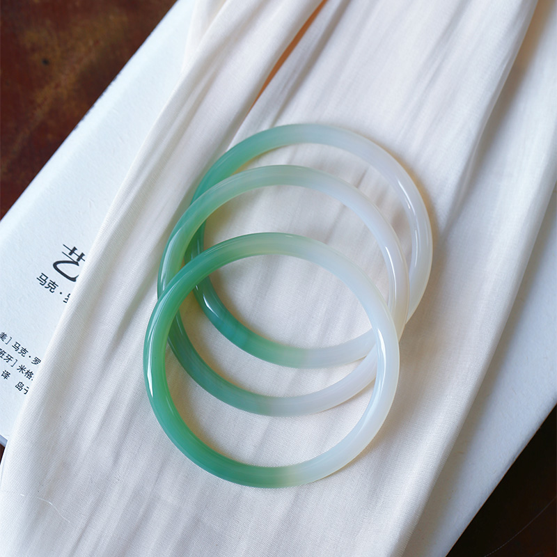 天然苹果绿俏色玛瑙玉髓手镯