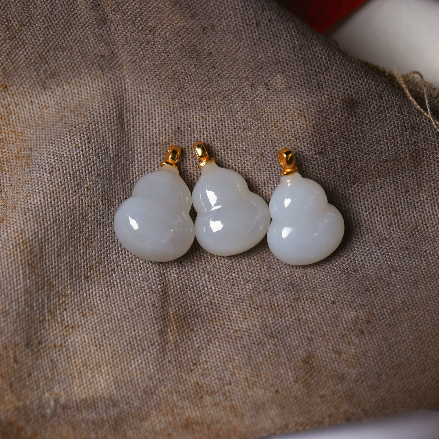 天然和田玉冰料烟灰雕刻葫芦镶嵌款吊坠 女款玉石小葫芦挂坠饰品