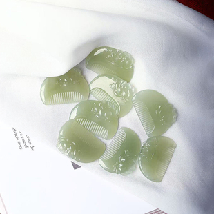 天然和田玉青玉冰晴水雕刻梳子款吊坠女款玉石一梳百顺款挂坠饰品