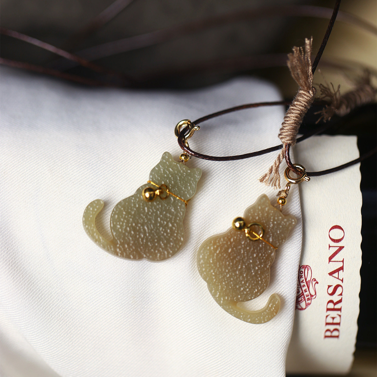 天然和田玉且末糖料雕刻小猫款吊坠 女款玉石原创毛衣链挂坠饰品