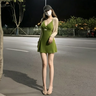 夏季小个子修身显瘦女款短裙辣妹风露肩纯色带胸垫性感吊带连衣裙