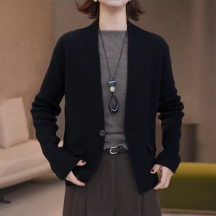 简约风时尚百搭V领黑色针织衫女士微胖mm显瘦修身一粒扣开衫上衣