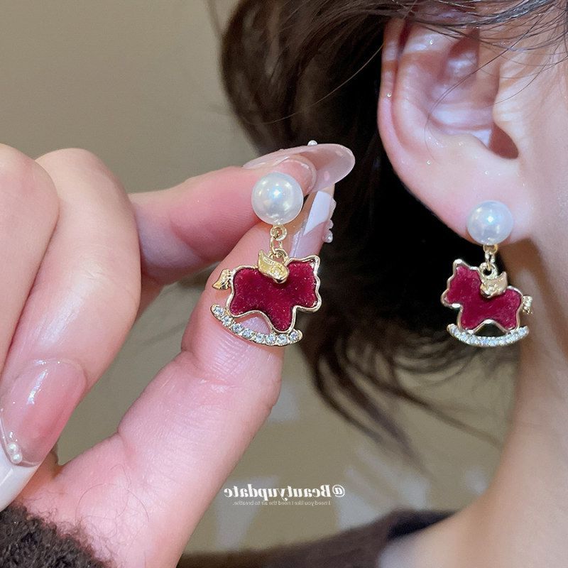 银针镶钻植绒小马珍珠耳钉复古