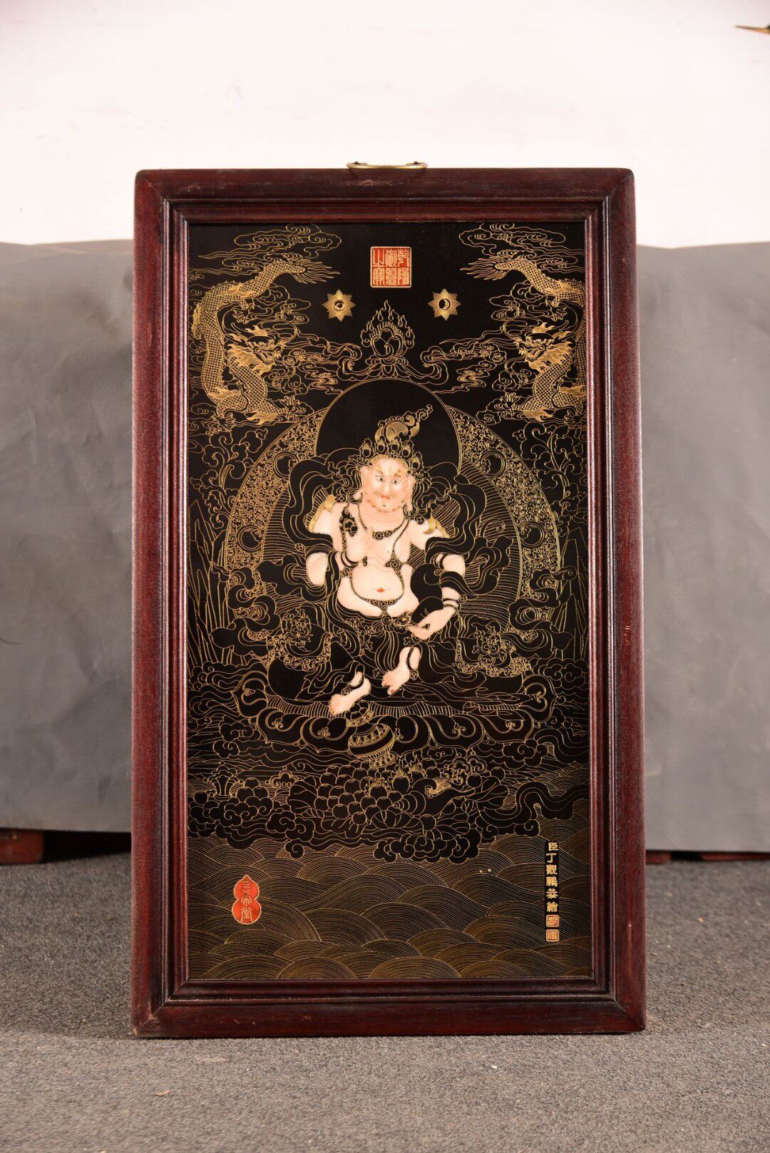实红木框镶黑底掐金丝瓷板画藏传黄财神唐卡像竖挂屏中佛堂壁画