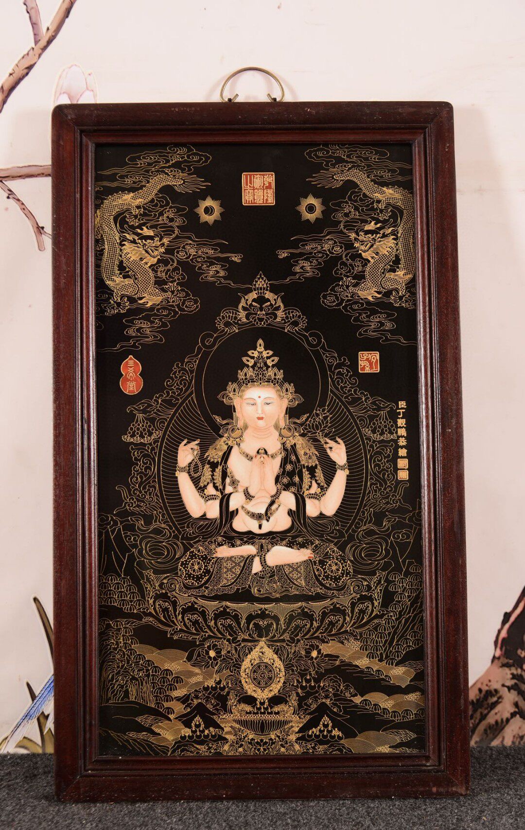 实木红木框镶黑底掐金丝四臂观音菩萨唐卡像瓷板画中堂挂屏装饰