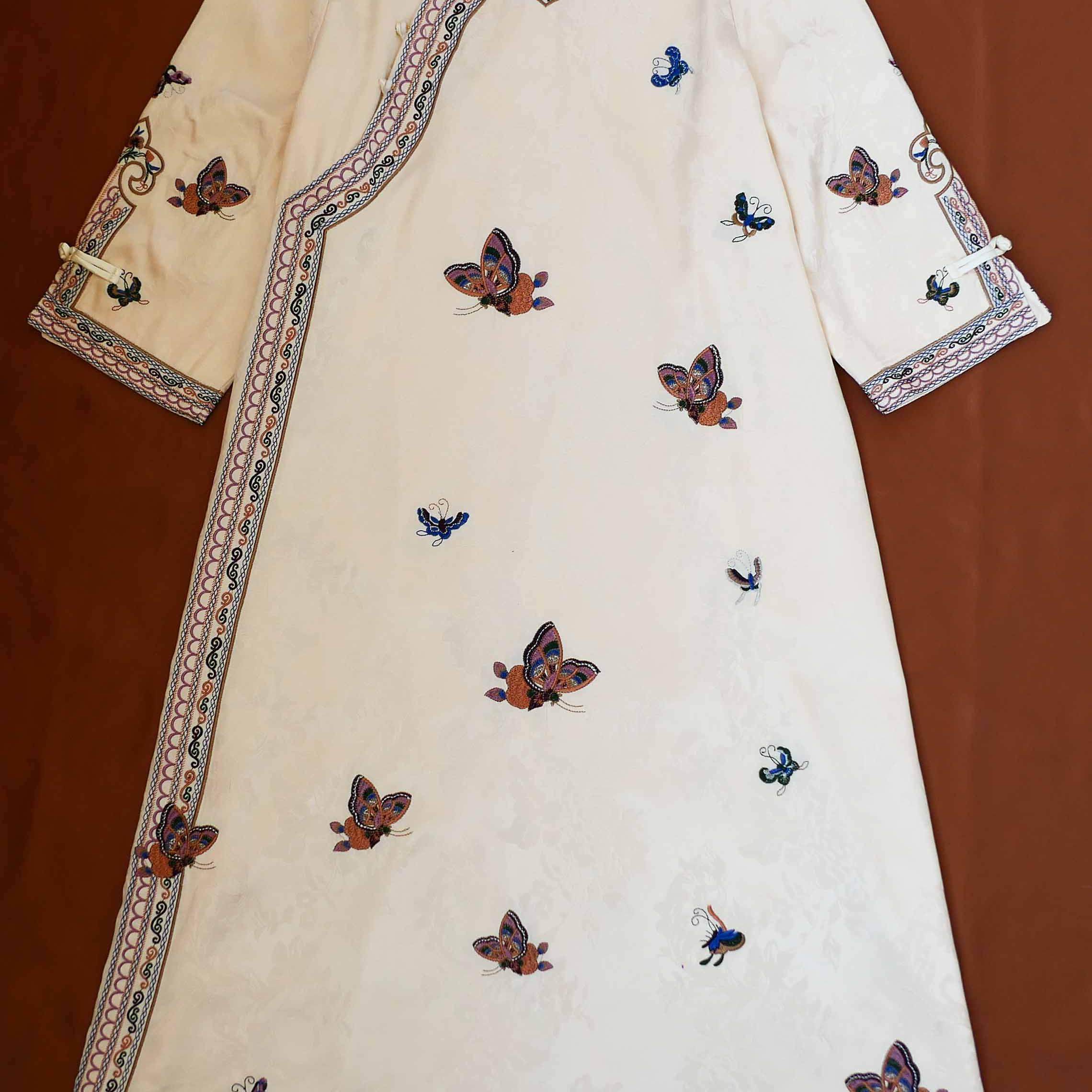 长款连衣裙刺绣斜襟醋酸缎小立领口袋里衬盘扣民族风新款春秋女装