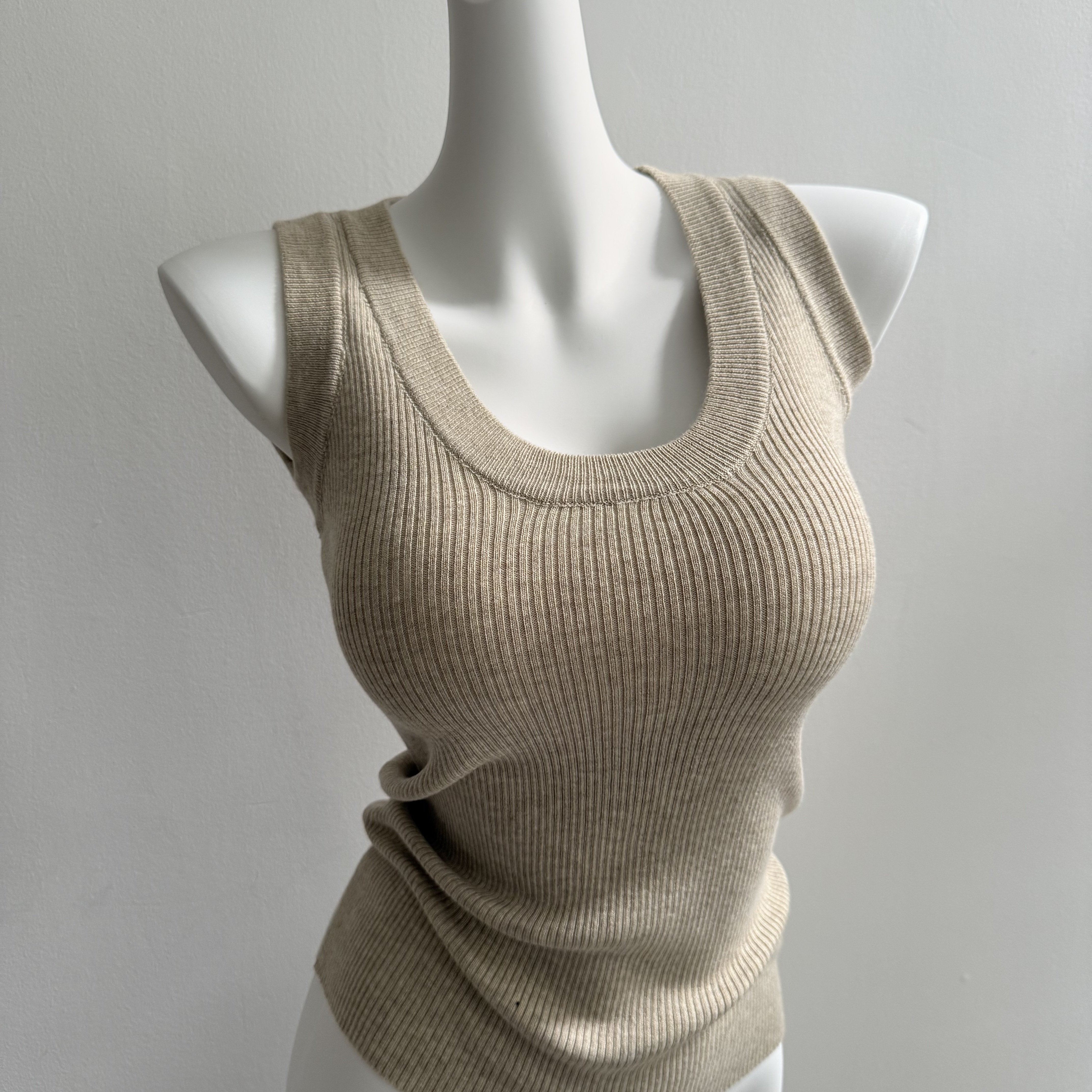 超显瘦U领宽肩遮副乳针织背心女