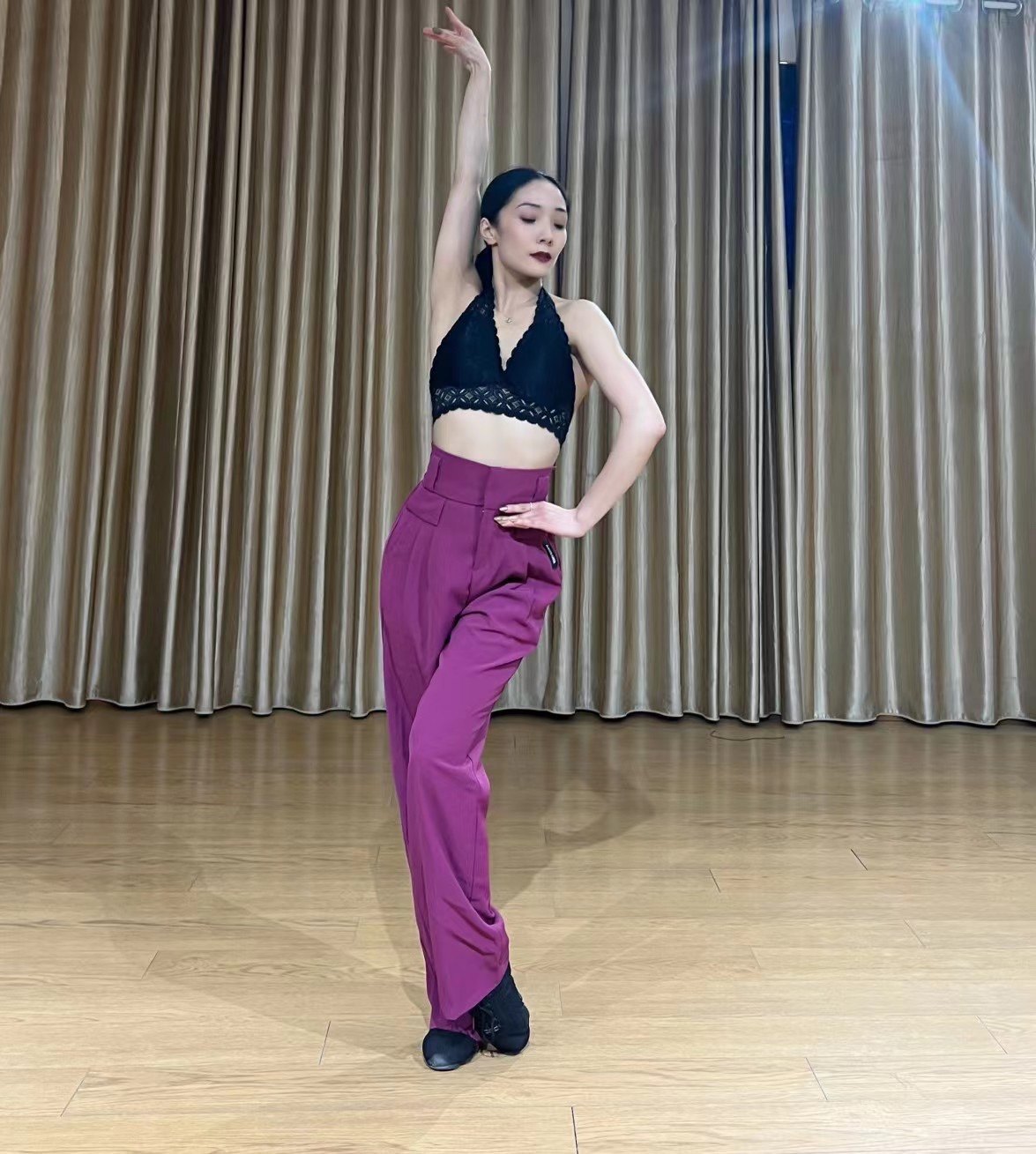 拉丁舞摩登服装舞蹈挂脖吊带蕾丝上衣练功服成人女露美背带胸垫