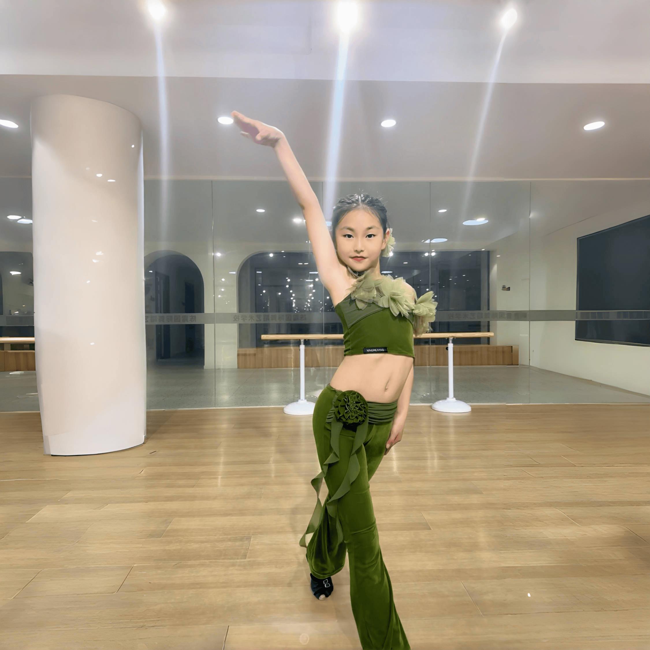 2025夏季新款女童拉丁舞练习服绿野仙踪吊带刺绣露腰飘带微喇长裤