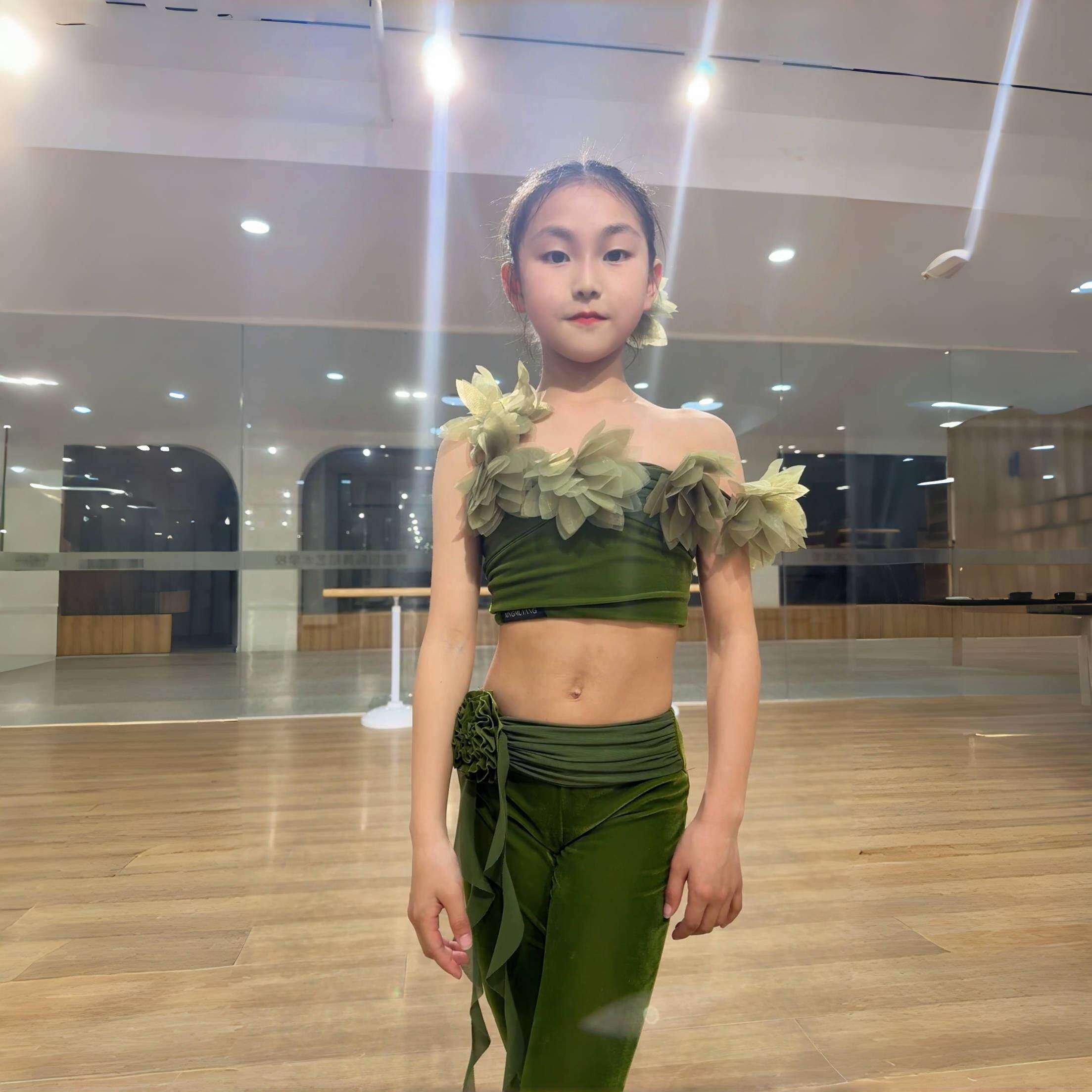 2025夏季新款女童拉丁舞练习服绿野仙踪吊带刺绣露腰飘带微喇长裤